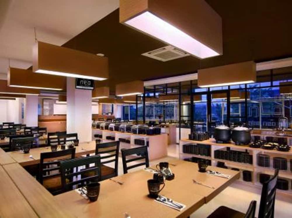Hotel Neo Candi Simpang Lima - Semarang By Aston Екстериор снимка