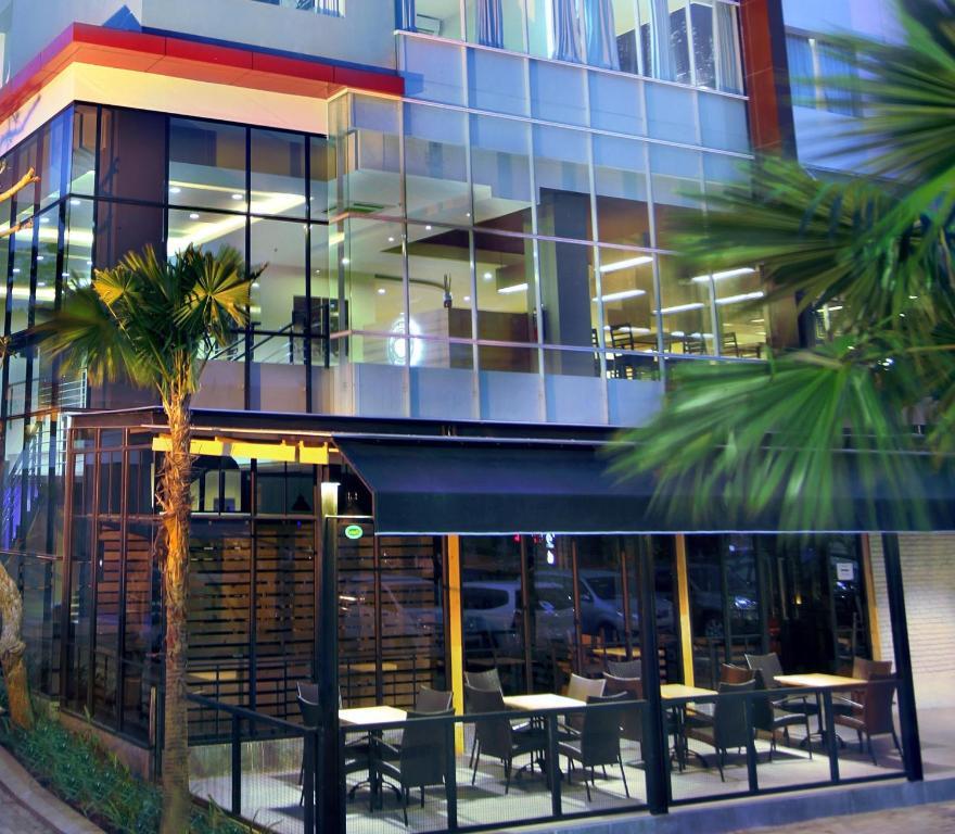 Hotel Neo Candi Simpang Lima - Semarang By Aston Екстериор снимка