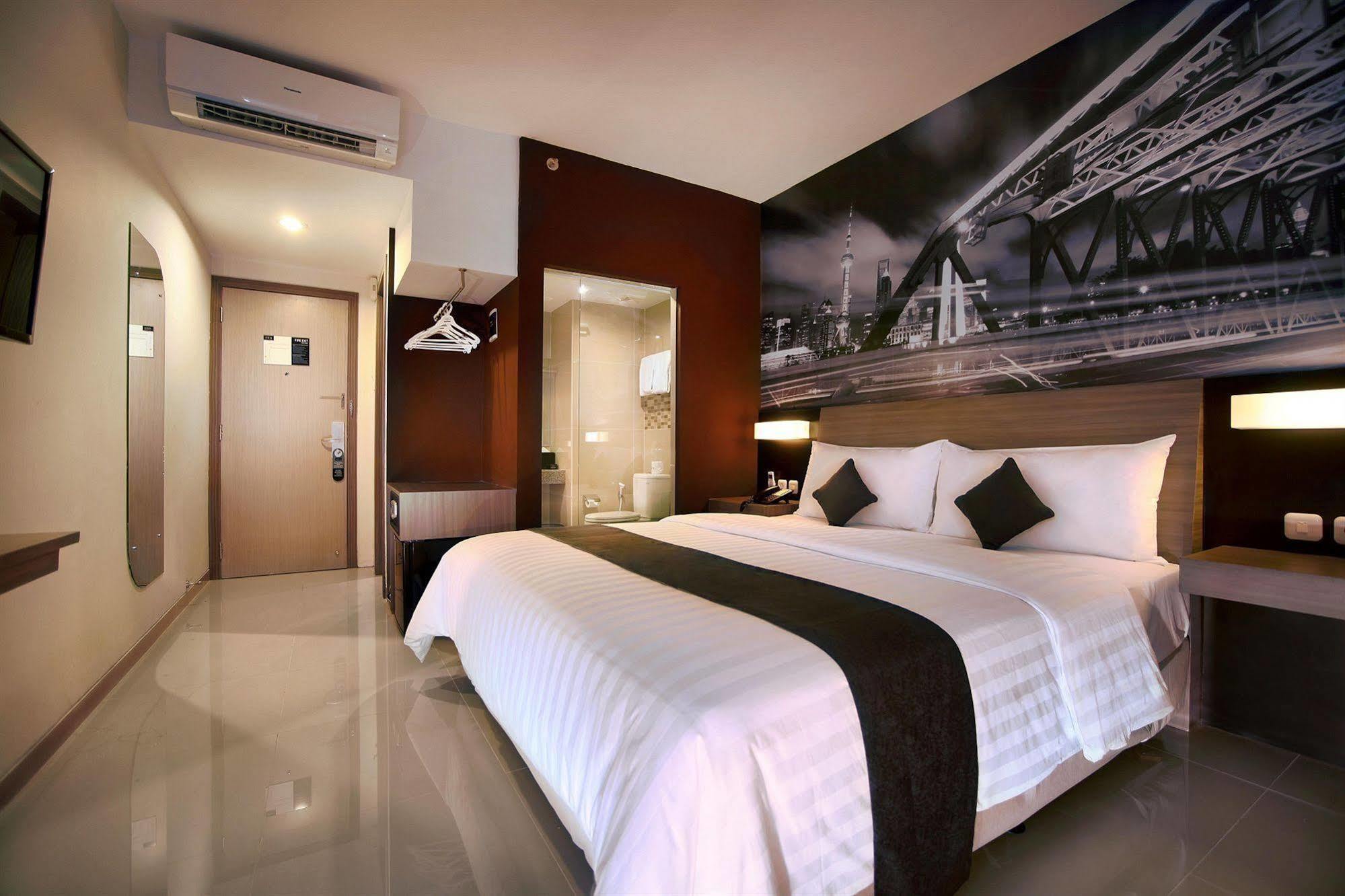 Hotel Neo Candi Simpang Lima - Semarang By Aston Екстериор снимка