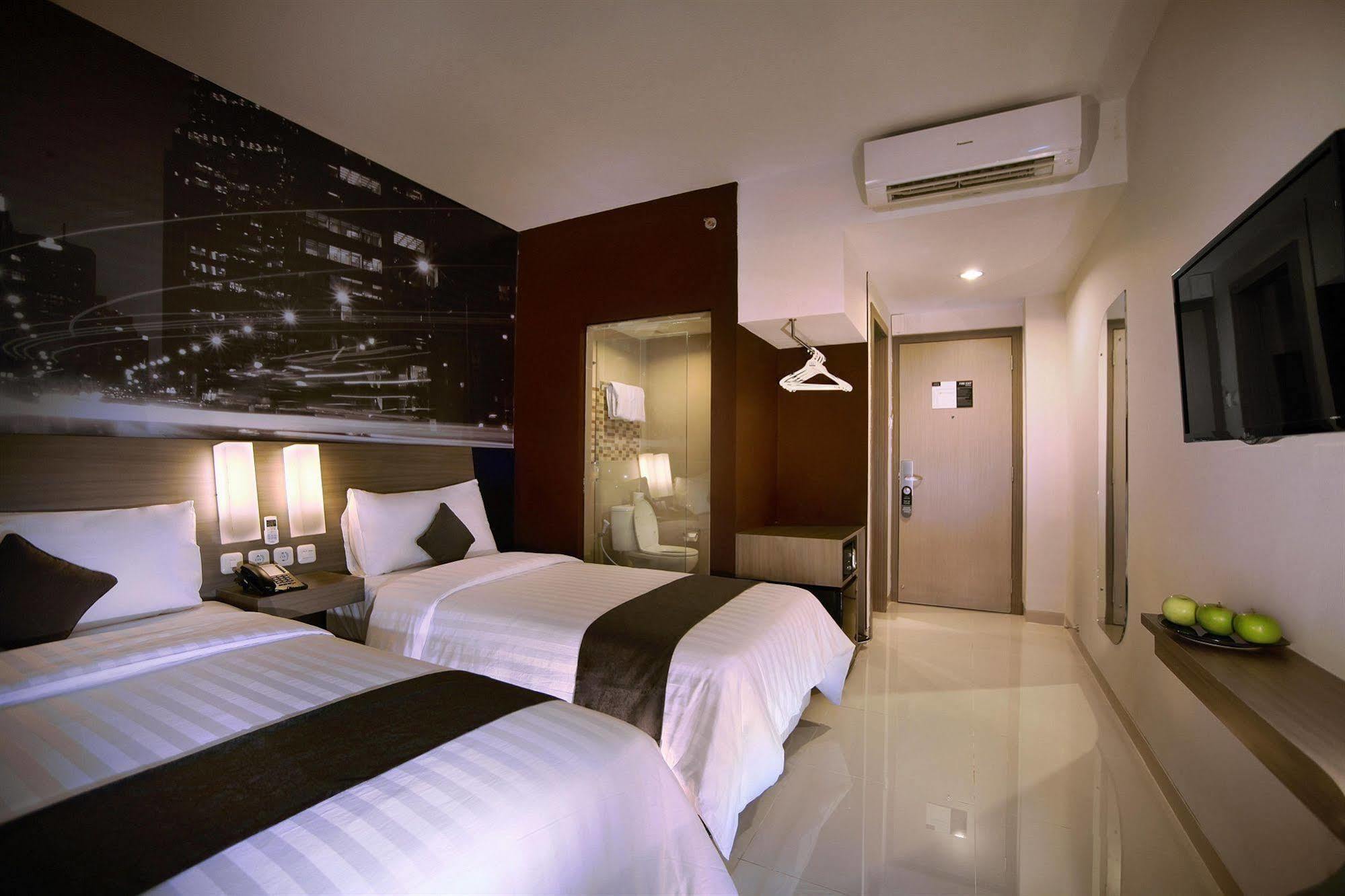Hotel Neo Candi Simpang Lima - Semarang By Aston Екстериор снимка