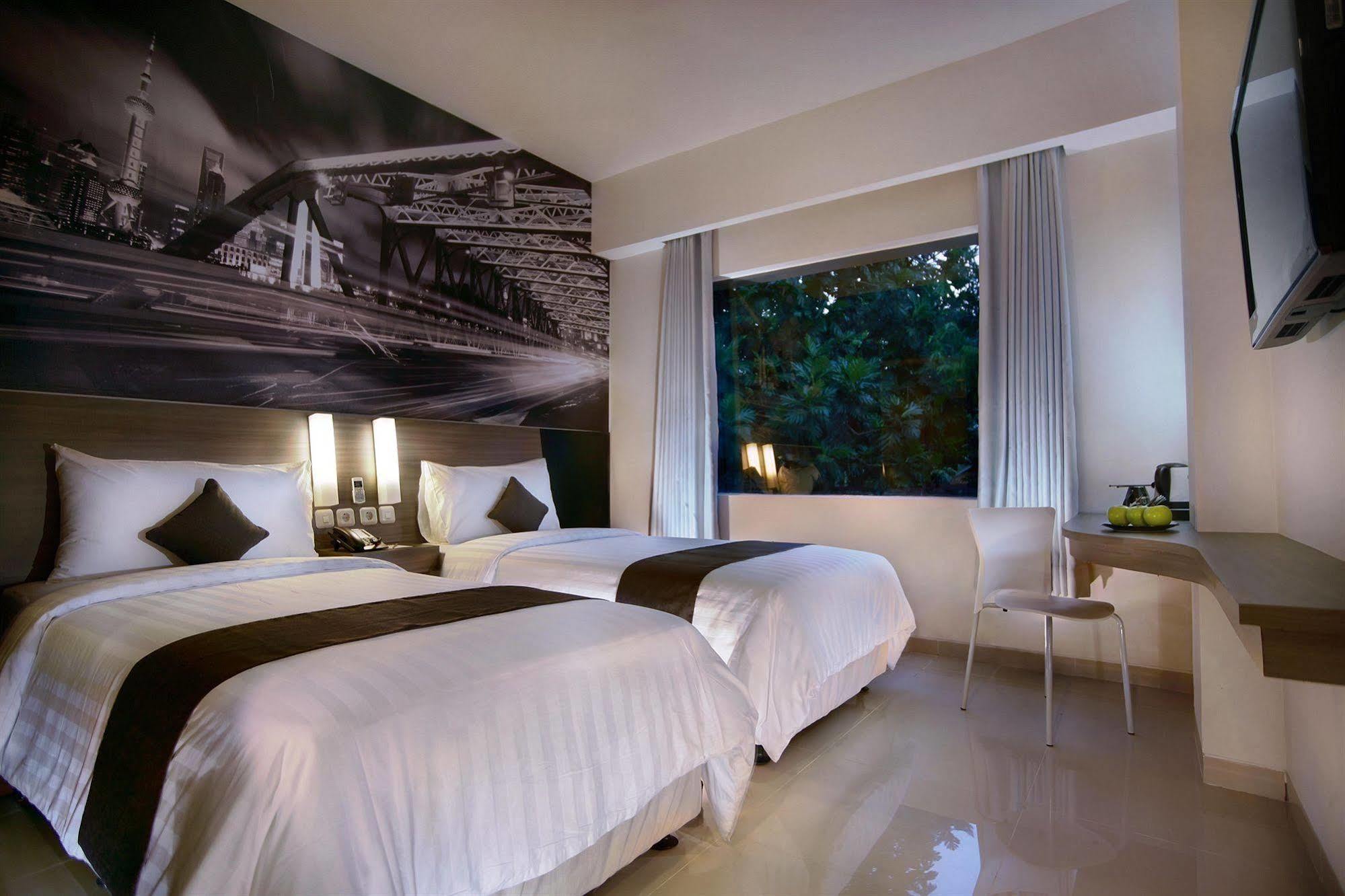 Hotel Neo Candi Simpang Lima - Semarang By Aston Екстериор снимка